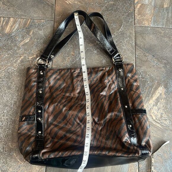 Sag Harbor Brown & Black Tiger Print Shoulder Bag - Picture 15 of 16